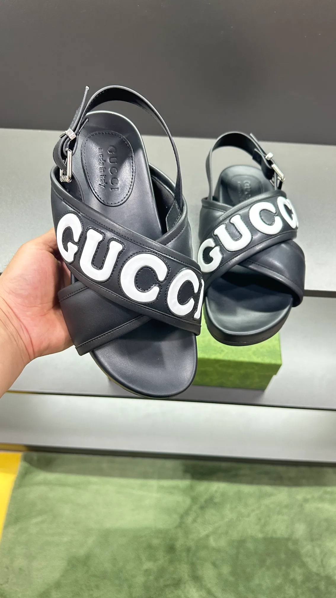 [G Family Couple Style] P: 320💰Female size 36~40 Men's size 39~45, (46. Custom-made GG slippers for men and women. This slipper is made of GG polyester fiber and is decorated with a Gucci label on the front, which adds a striking logo feel to the style. Beige GG recycled polyester fiber, same size for men and women, leather trim